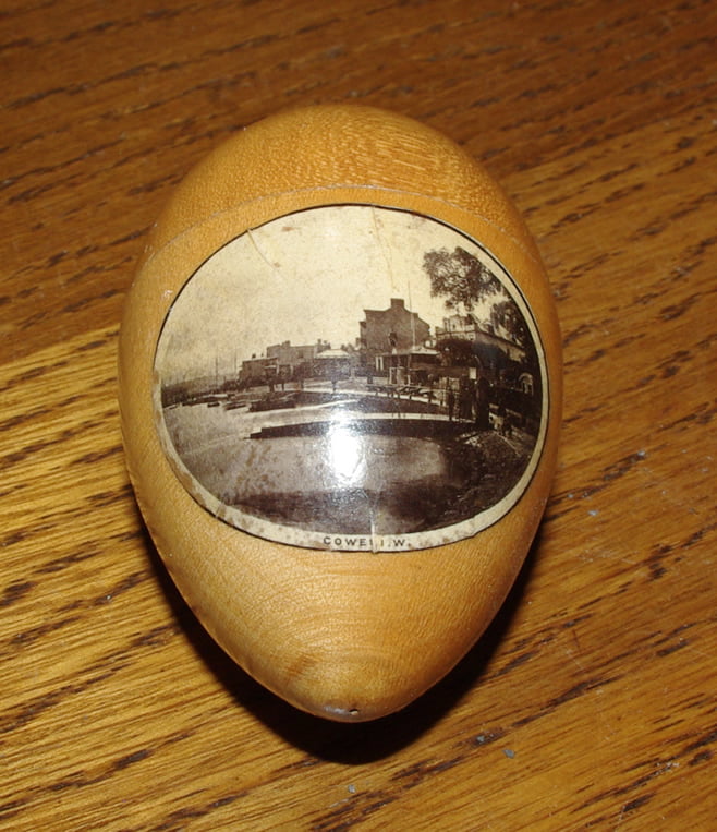 Mauchline ware Egg Shaped Etui "Cowes, Isle of Wight" and Egg Cup "Weston-super-Mare". - Image 2