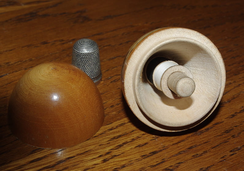Mauchline ware Egg Shaped Etui "Cowes, Isle of Wight" and Egg Cup "Weston-super-Mare". - Image 3