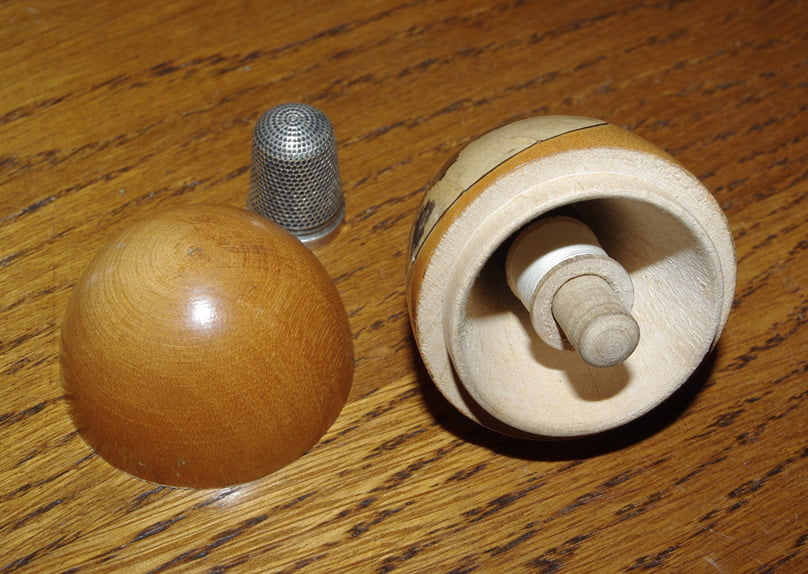 Mauchline ware Egg Shaped Etui "Cowes, Isle of Wight" and Egg Cup "Weston-super-Mare". - Image 4