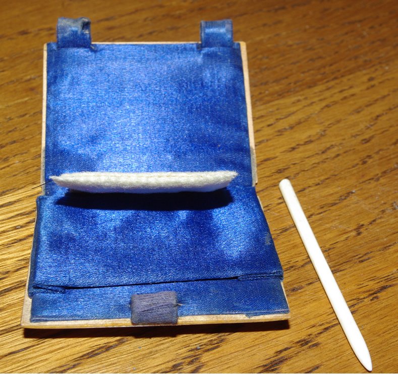 Mauchline ware Needlecase "Chateau de Vizille ". - Image 3