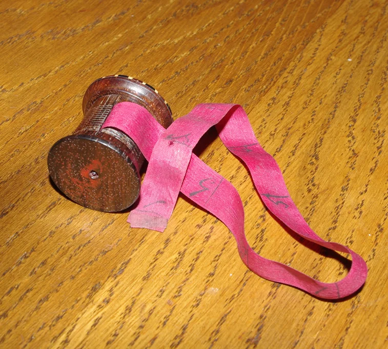 Tunbridgeware Ribbed Tape Measure - Image 3